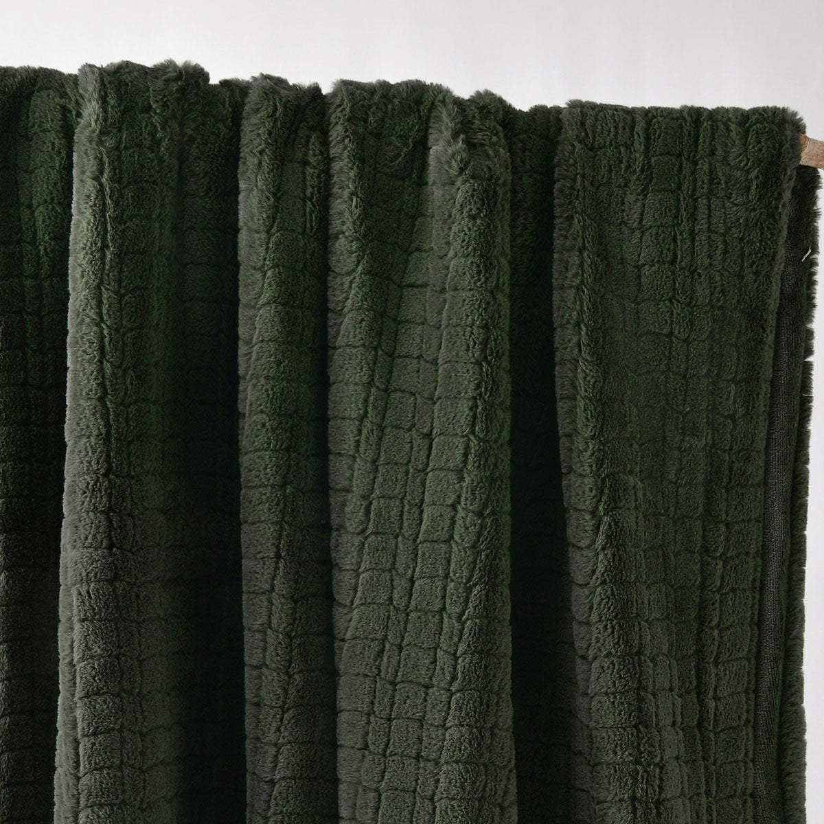 Bianca Tambar Forest Green Faux Fur Throw Rug 130 x 170 cm V442-BCA-THROW-TAMBAR-FORESTGREEN-RE