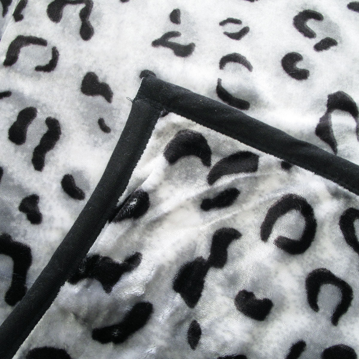 675gsm 2 Ply Animal Print Faux Mink Blanket Queen 200x240 cm Snow Leopard V442-BZO-BLANKET-675ANIMALLEOPARD-SNOW-QS