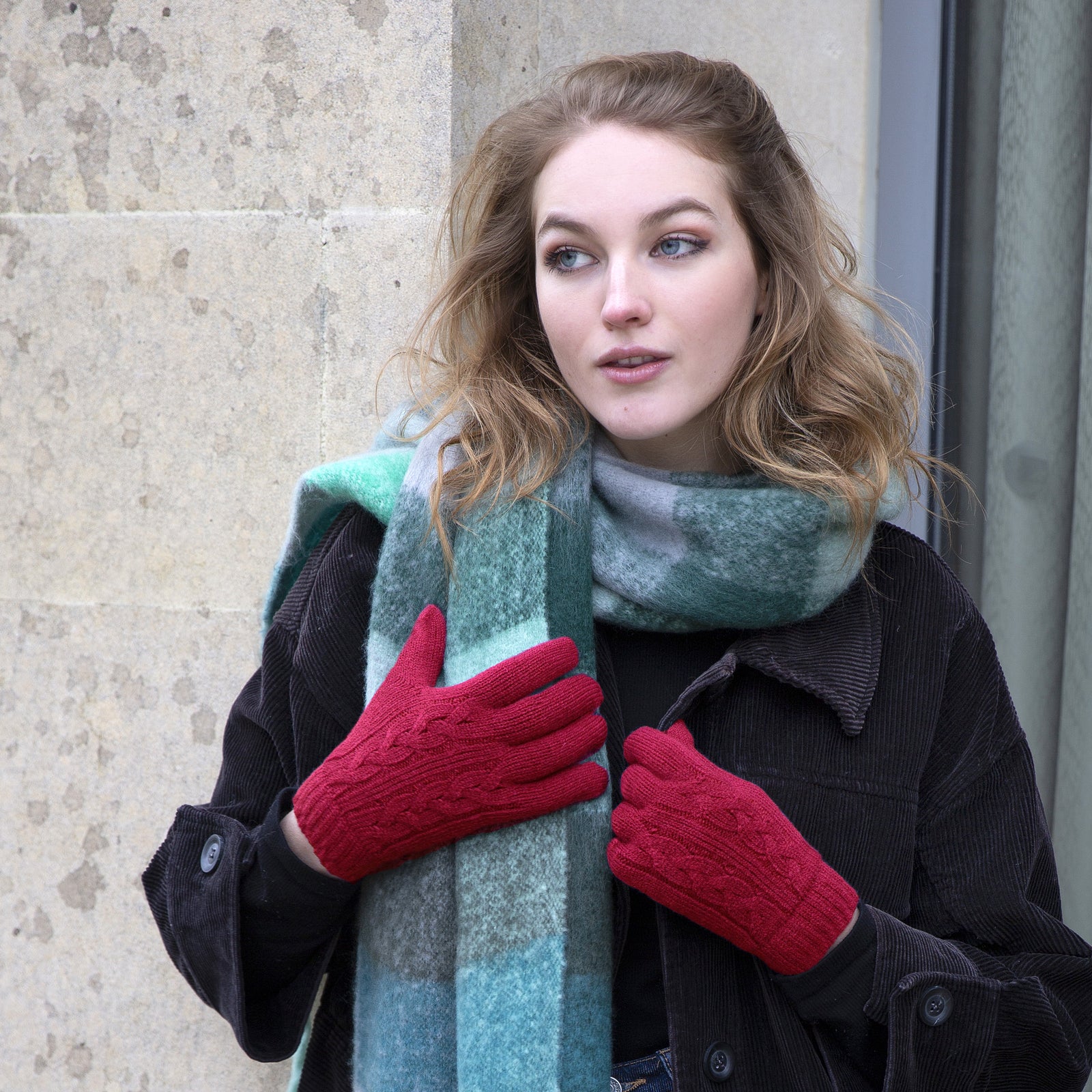 Dents Womens Cable Knit Gloves in Berry V563-DENTS-6-3186-BERRY