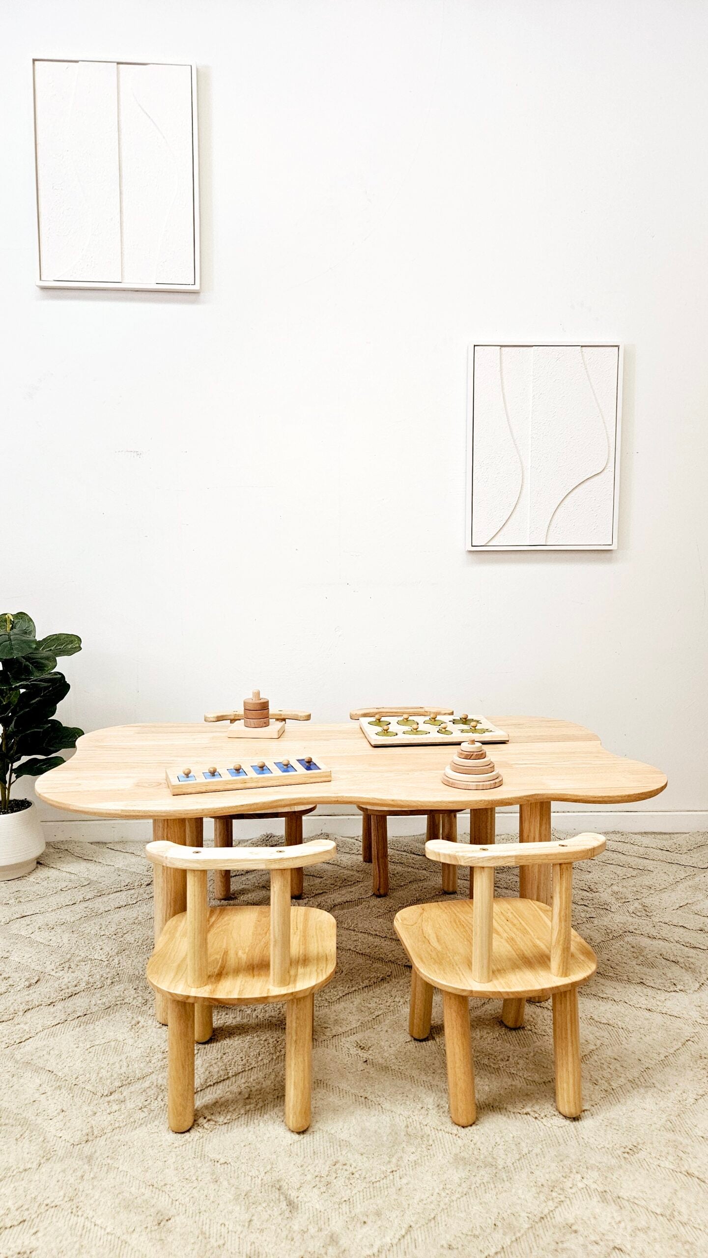 Child hardwood cloud table with 4 chairs V59-393