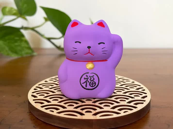 Okimono Lavender Maneki Neko V637-C0017