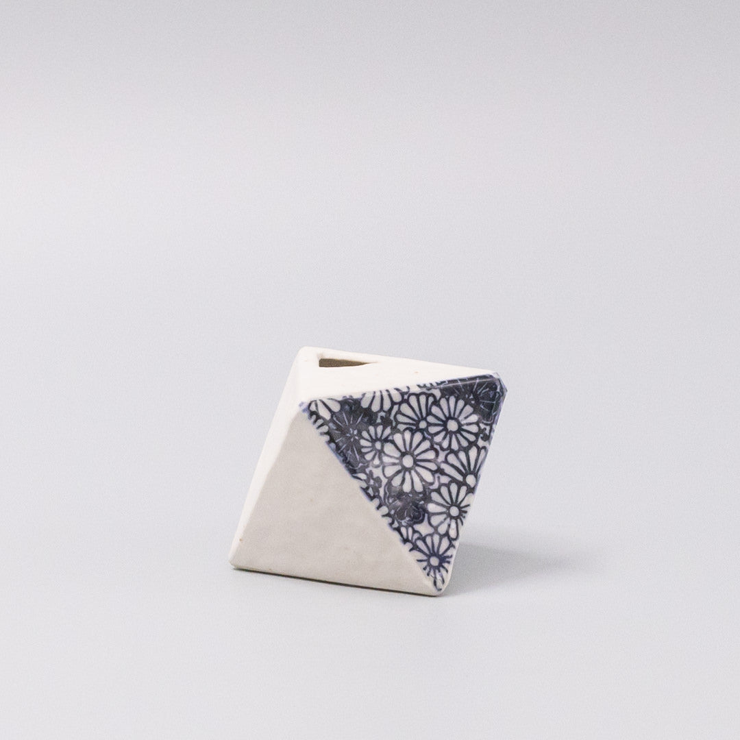 Vase Triangular White Chrysanthemum 130ml V637-C0997B