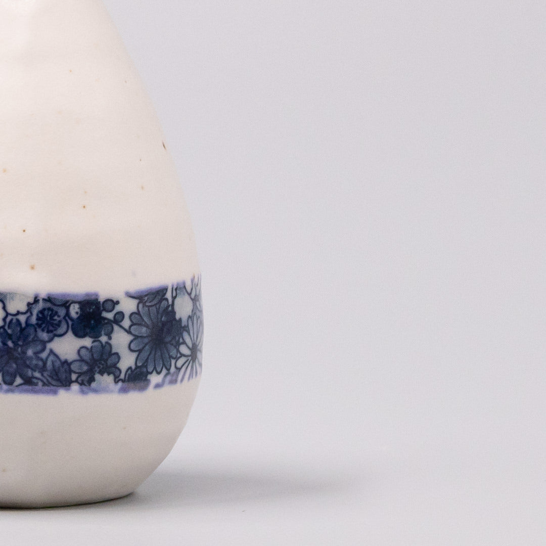 Vase Pinecone 10H White Yuzen V637-C0999B