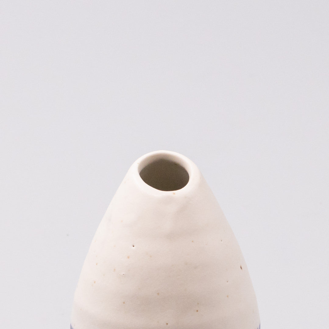 Vase Pinecone 10H White Yuzen V637-C0999B