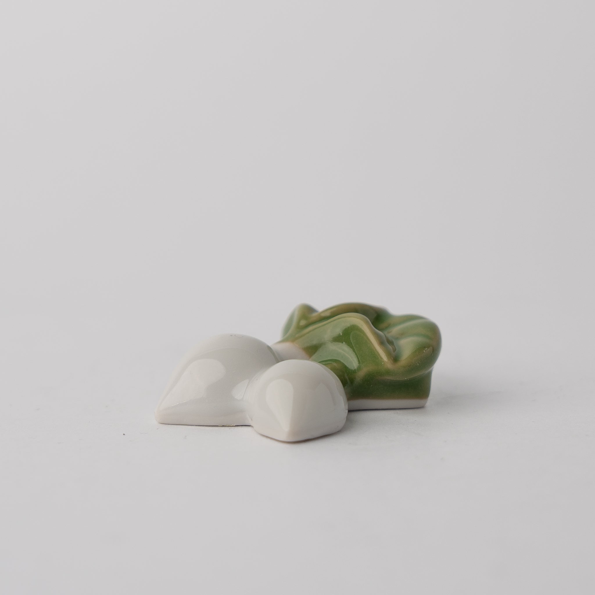 Chopstick Rest White & Green Radish V637-C1666