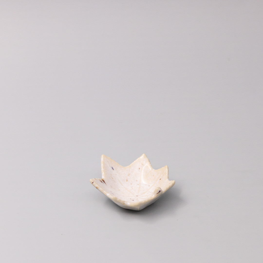 Sauce Dish Maple Leaf 6cm Ivory Fleck V637-C5201