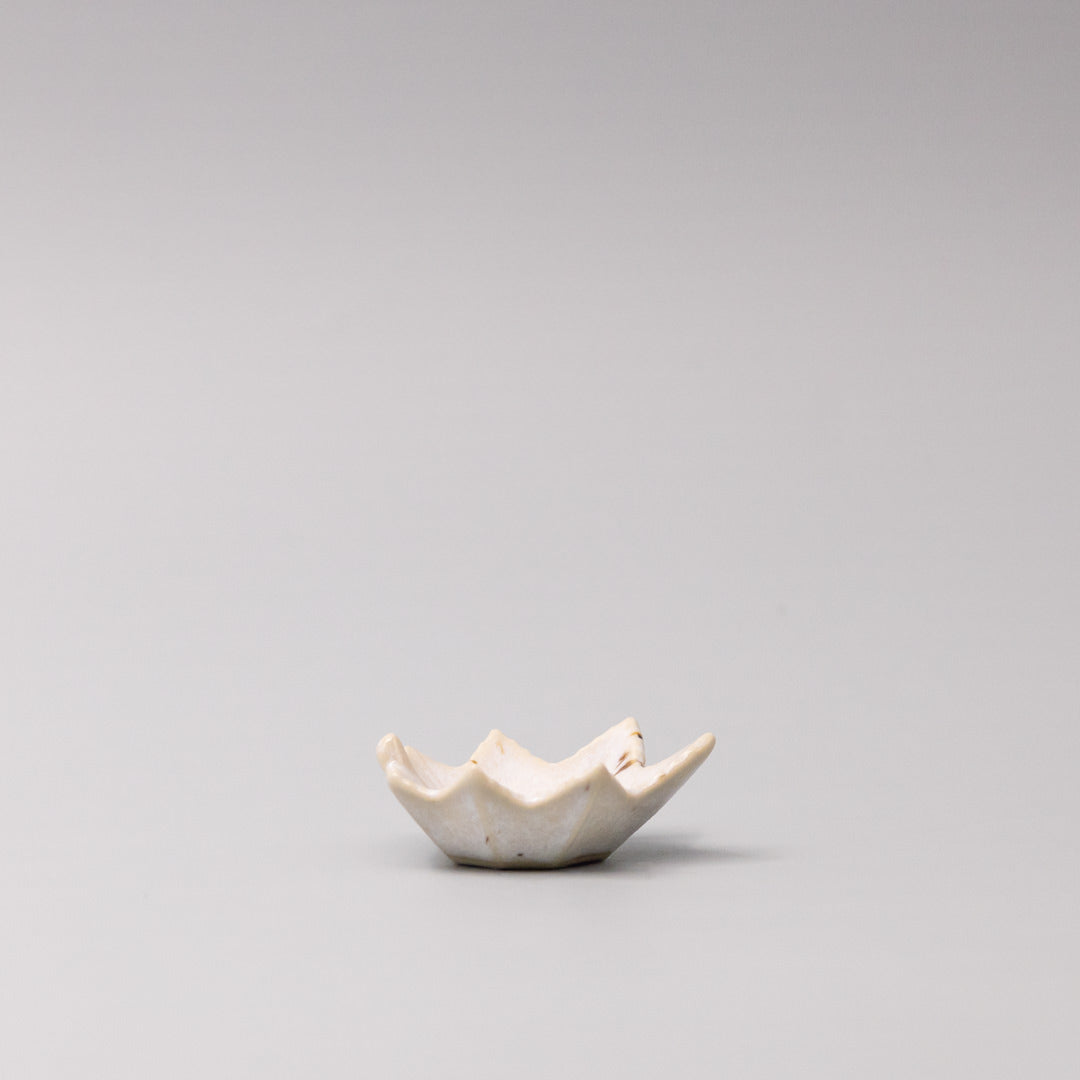 Sauce Dish Maple Leaf 6cm Ivory Fleck V637-C5201