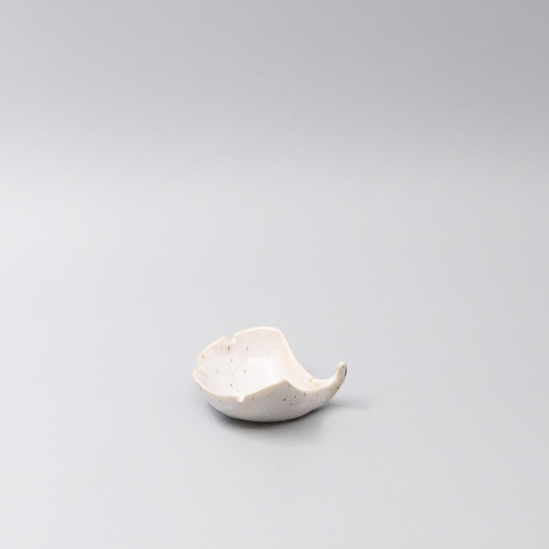 Gingko Leaf Sauce Dish 30ml Ivory Fleck V637-C5202