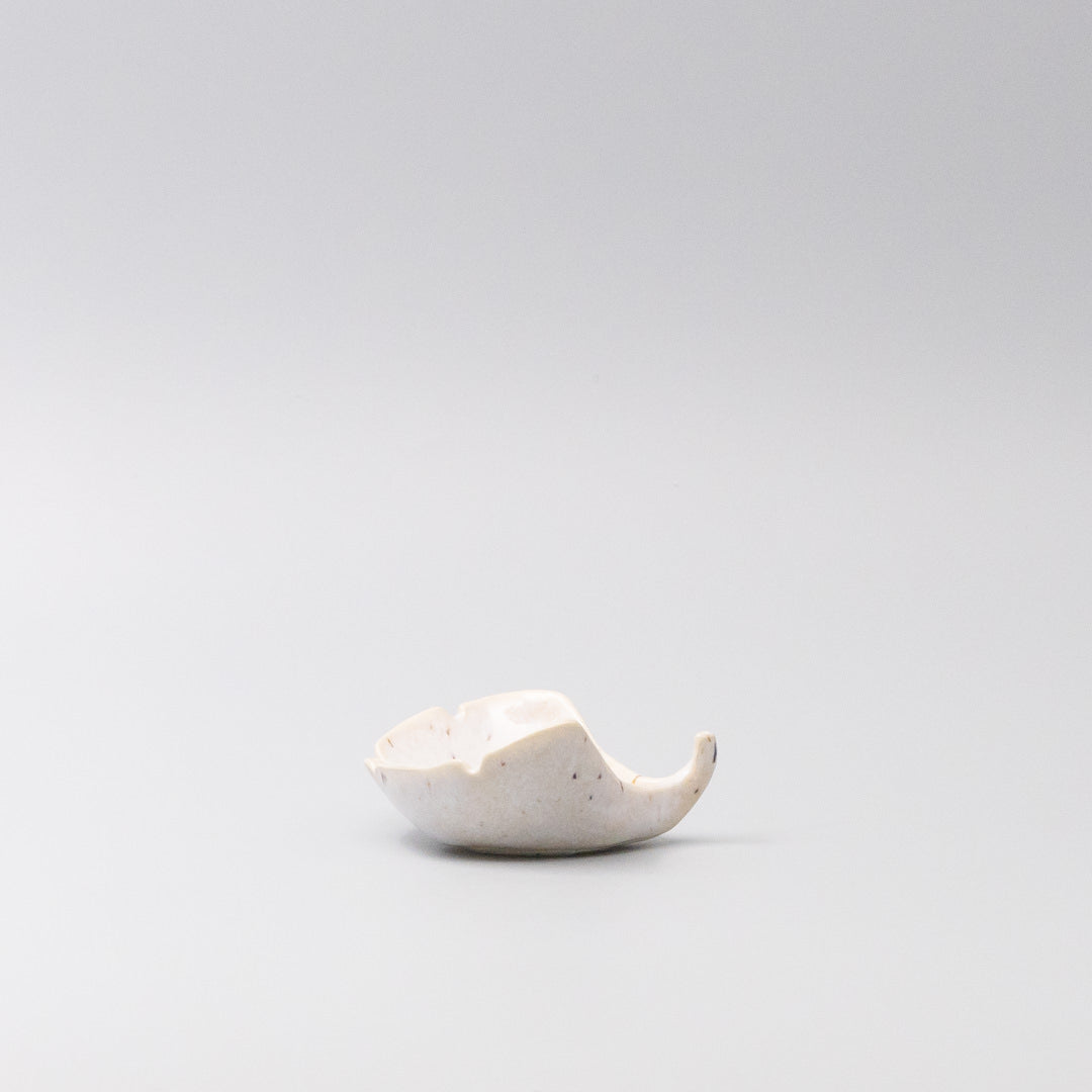 Gingko Leaf Sauce Dish 30ml Ivory Fleck V637-C5202