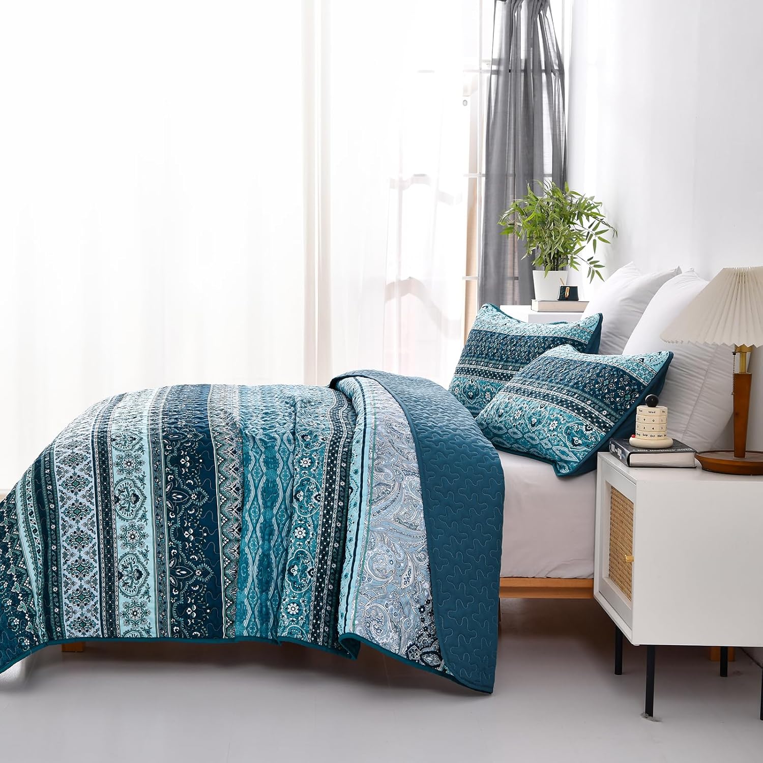 Opalescent Quilted coverlet and pillowcovers set: Shimmering Beauty - Queen size V745-MAC080422Q13U