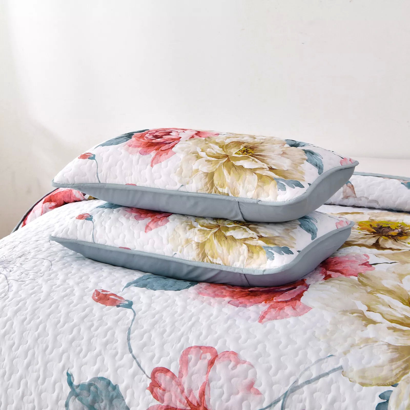 Vibrant Quilted Bedspread and Pillowcases Set: Add Color and Comfort to Your Space - Queen size V745-MAC080474Q13U