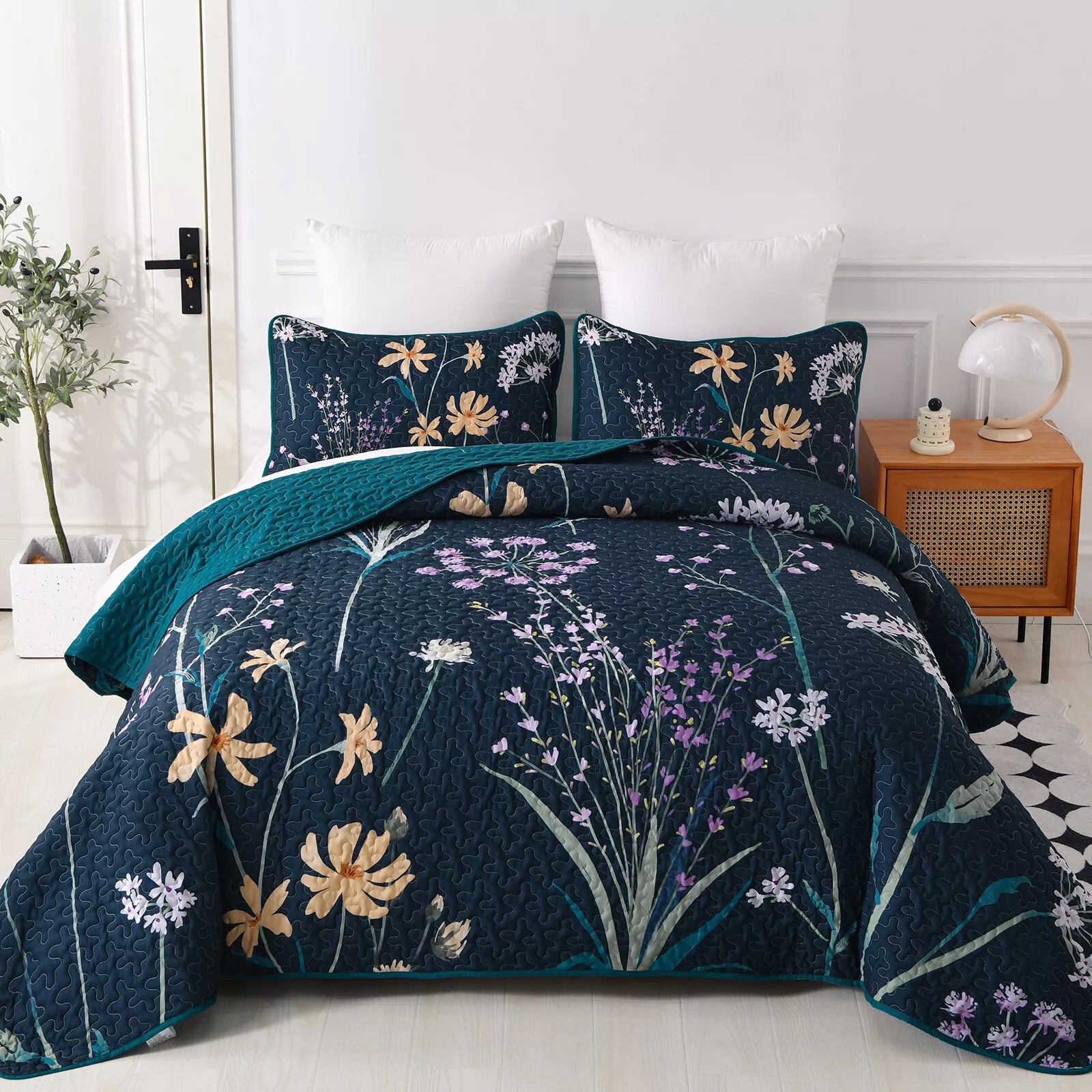 Abstract Quilted coverlet and pillowcovers set: Unique and Artistic - Queen size V745-MAC080728Q13U