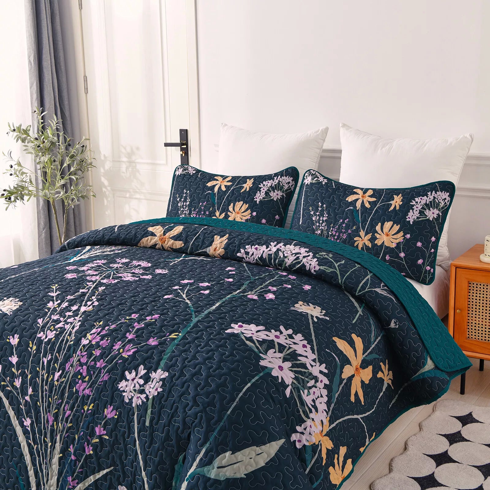 Abstract Quilted coverlet and pillowcovers set: Unique and Artistic - Queen size V745-MAC080728Q13U