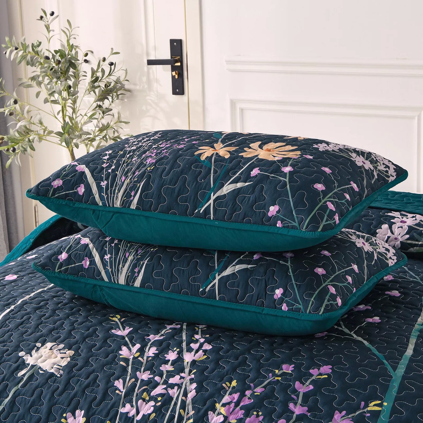 Abstract Quilted coverlet and pillowcovers set: Unique and Artistic - Queen size V745-MAC080728Q13U