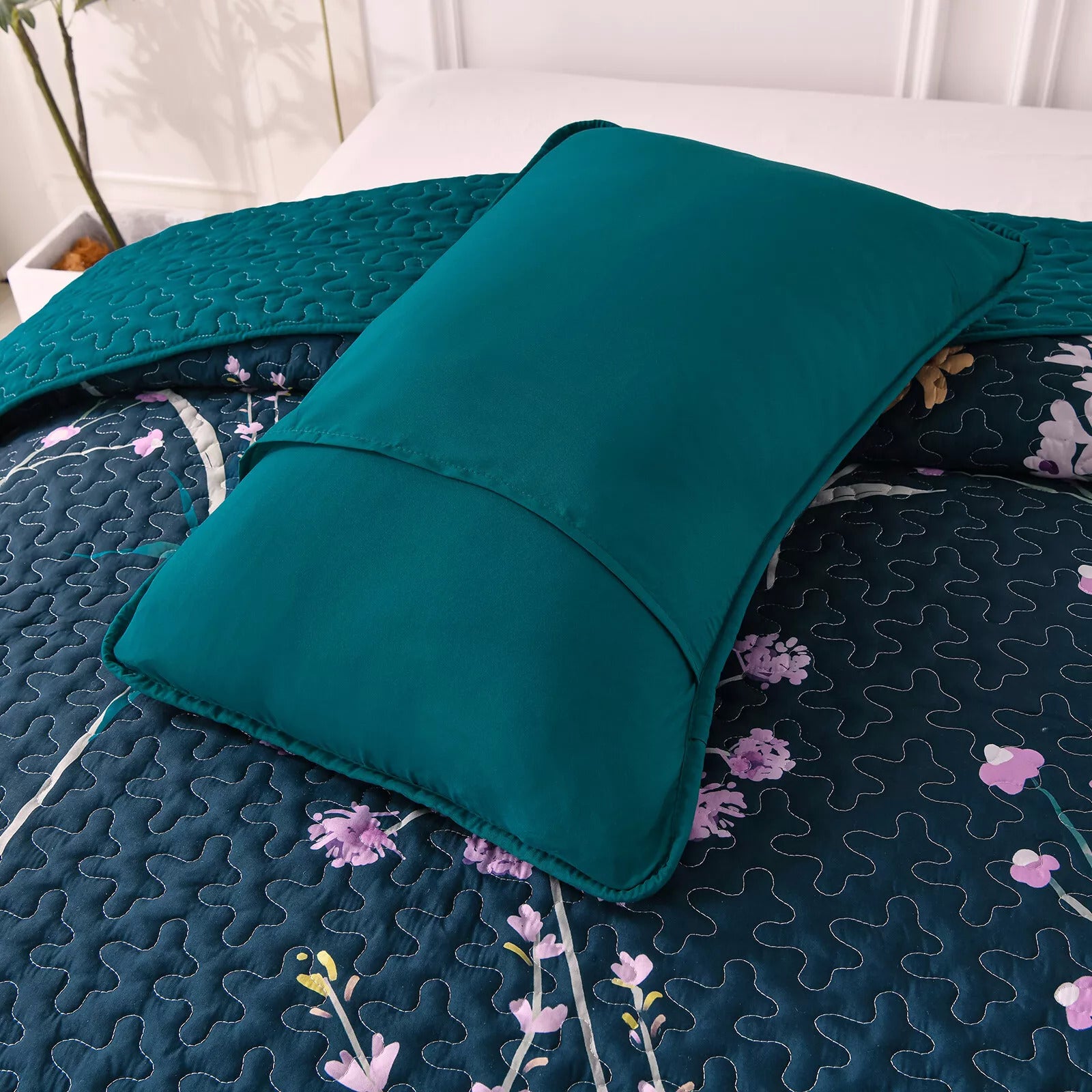 Abstract Quilted coverlet and pillowcovers set: Unique and Artistic - Queen size V745-MAC080728Q13U