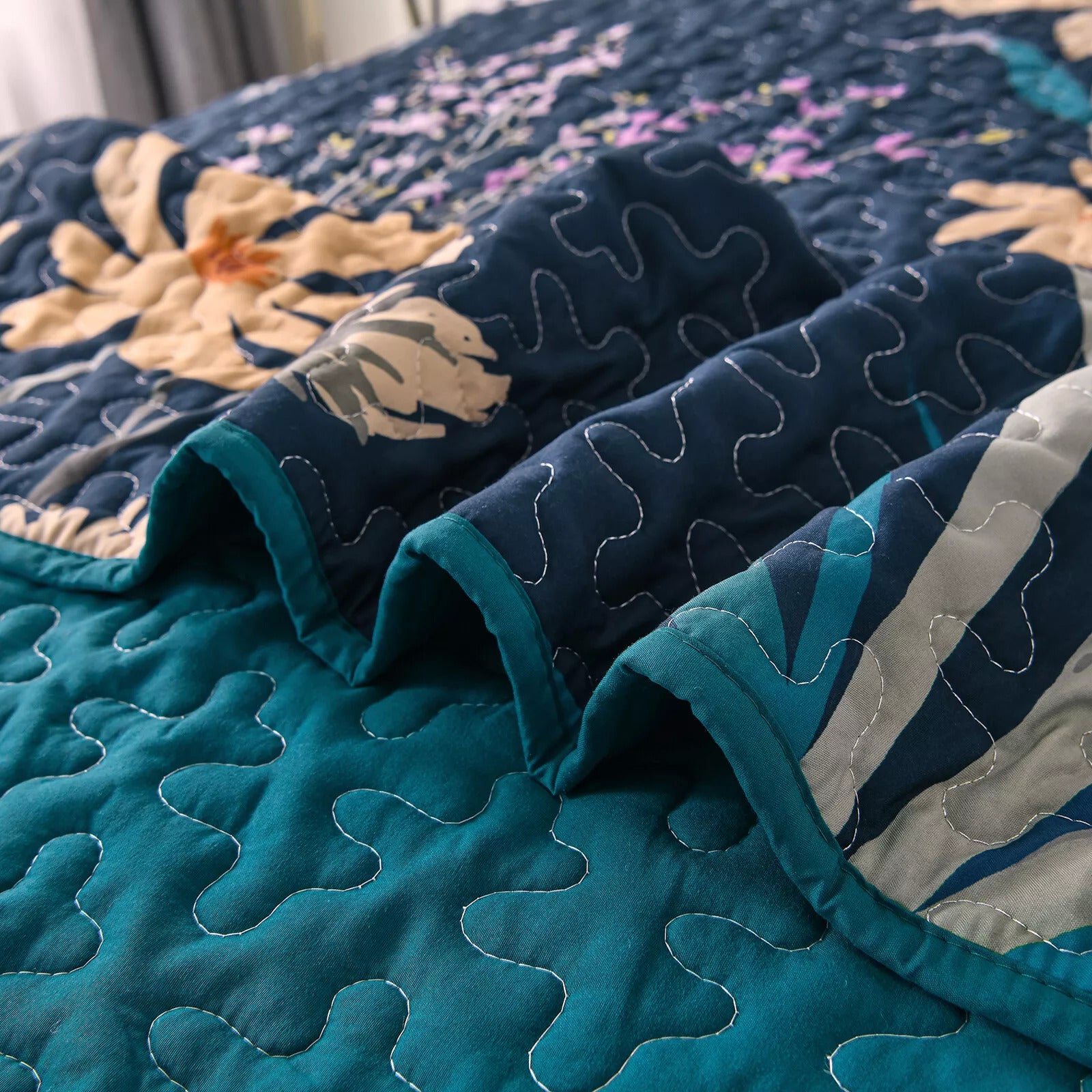 Abstract Quilted coverlet and pillowcovers set: Unique and Artistic - Queen size V745-MAC080728Q13U