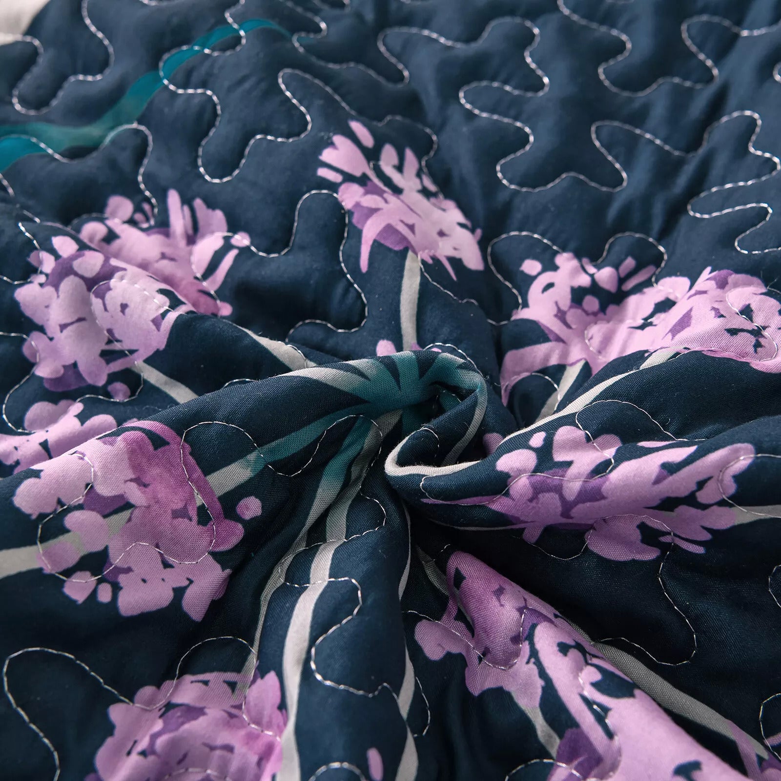 Abstract Quilted coverlet and pillowcovers set: Unique and Artistic - Queen size V745-MAC080728Q13U