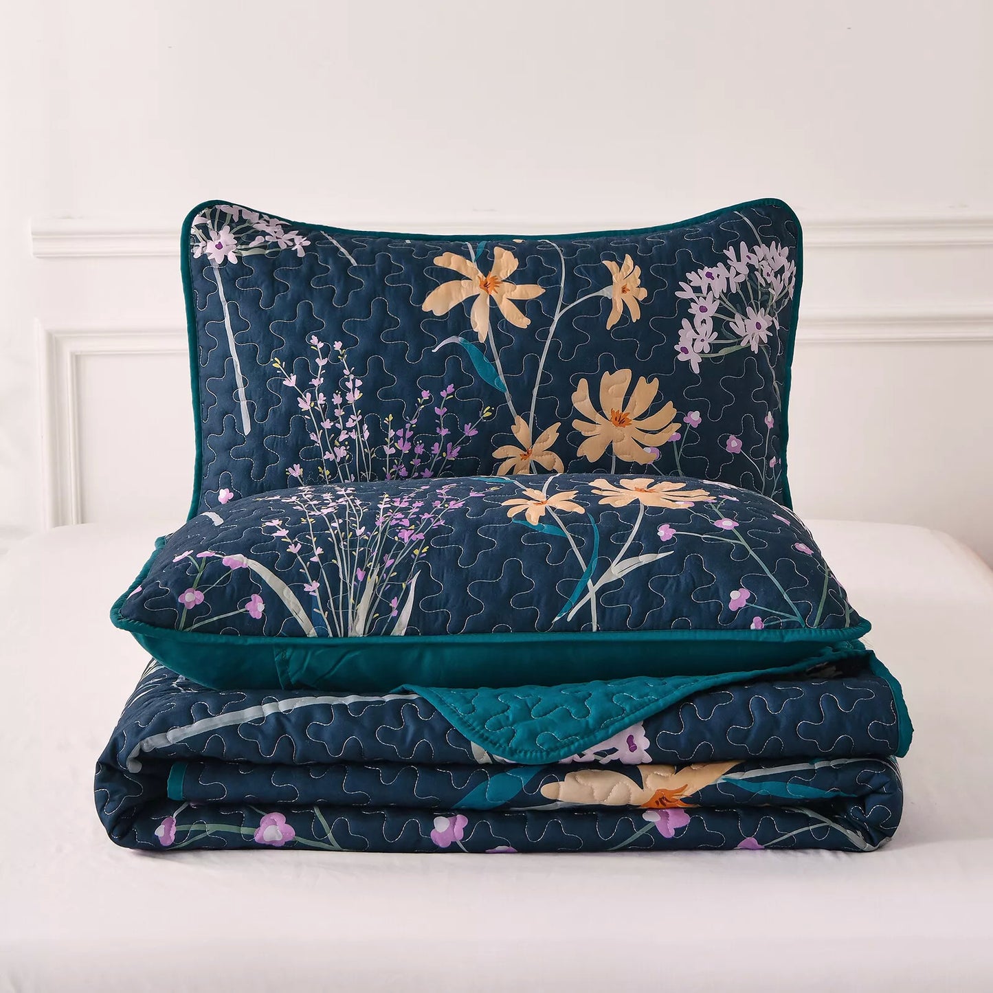 Abstract Quilted coverlet and pillowcovers set: Unique and Artistic - Queen size V745-MAC080728Q13U