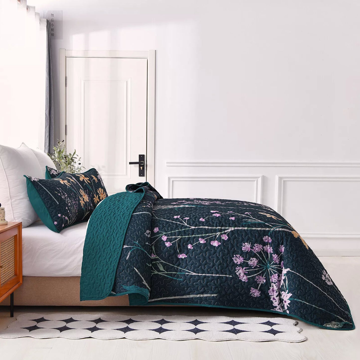 Abstract Quilted coverlet and pillowcovers set: Unique and Artistic - Queen size V745-MAC080728Q13U