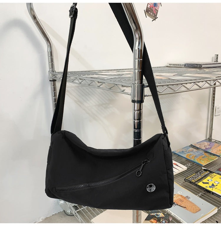 An elegant black shoulder bag for travel and work V888-ELOSUNG25009