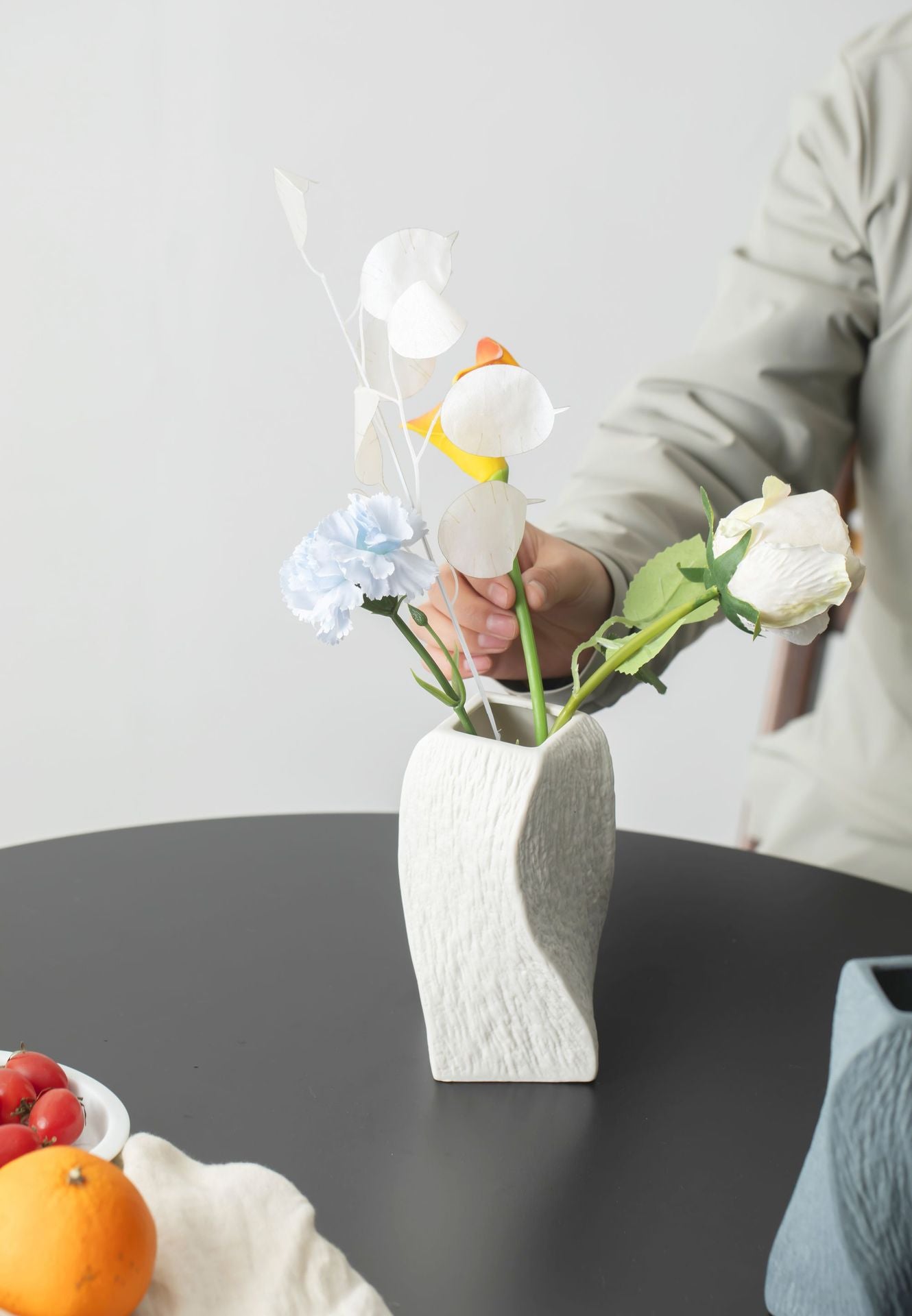 White Abstract Twisted Ceramic Vase - Artistic Minimalist Flower Holder for Home Decor (20x10x10cm) V888-ELOSUNG26188