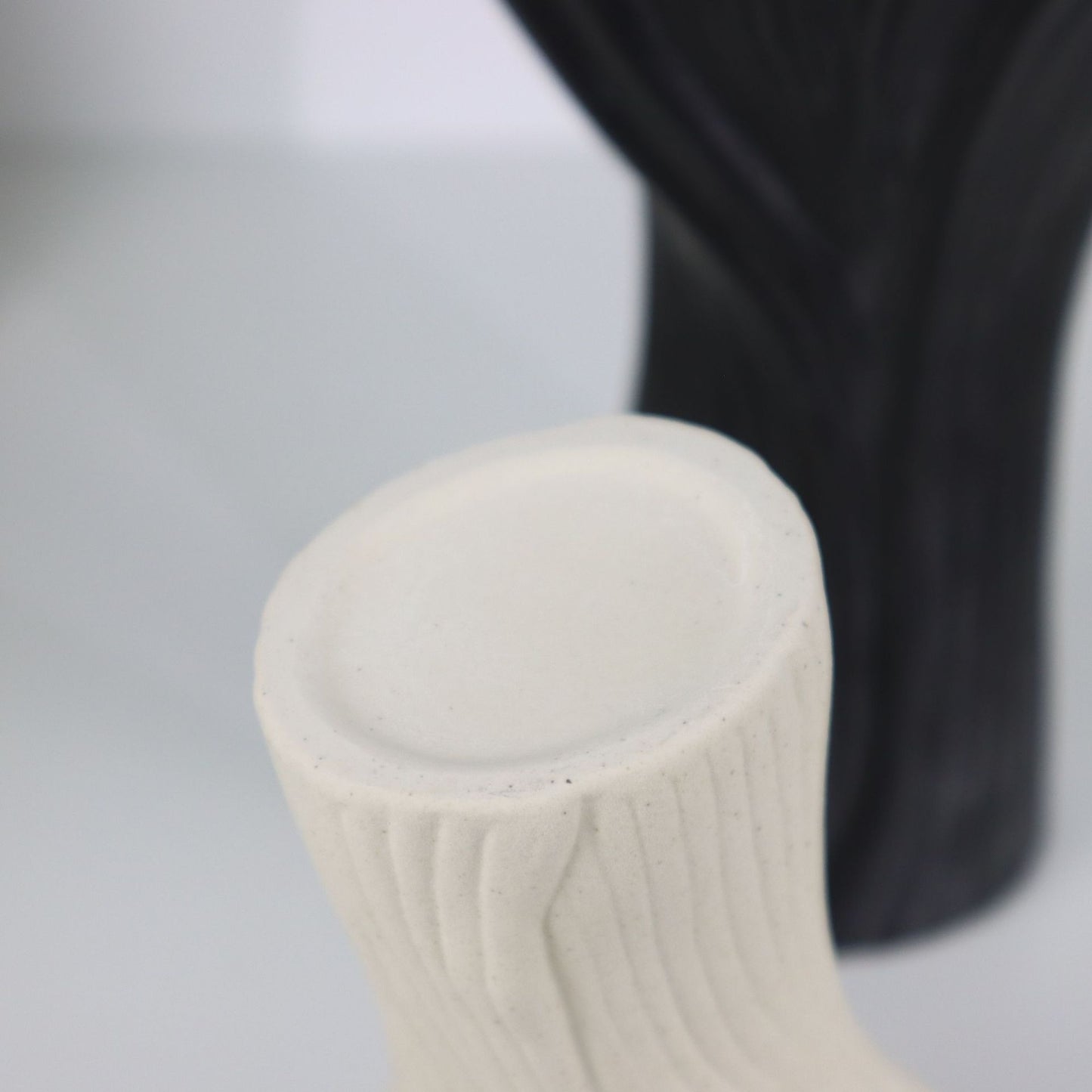 White Elegant Off-White Ceramic Vase - Modern Sculptural Flower Holder with Wide Fluted Opening V888-ELOSUNG27747