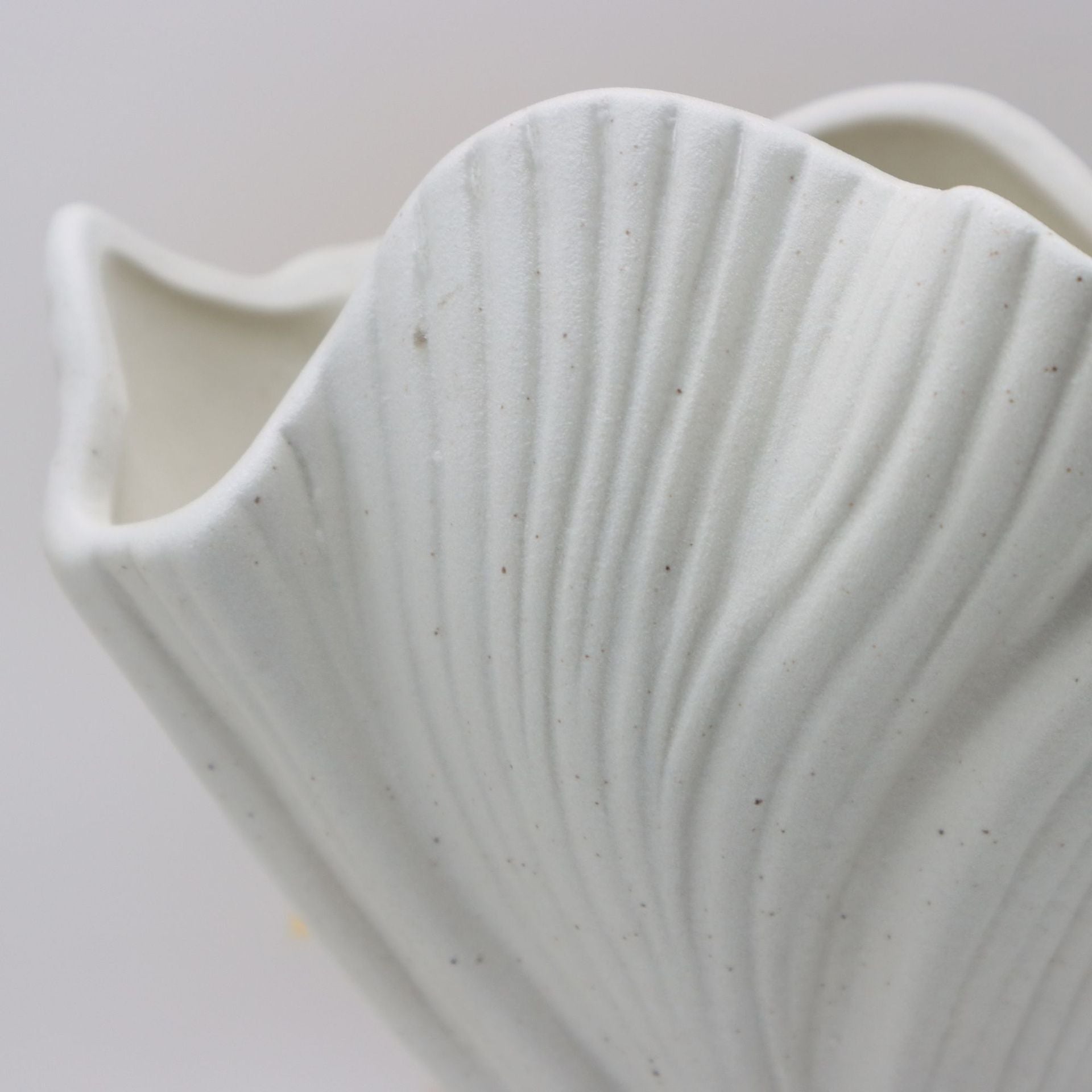Beige Elegant Off-White Ceramic Vase - Modern Sculptural Flower Holder with Wide Fluted Opening V888-ELOSUNG27748
