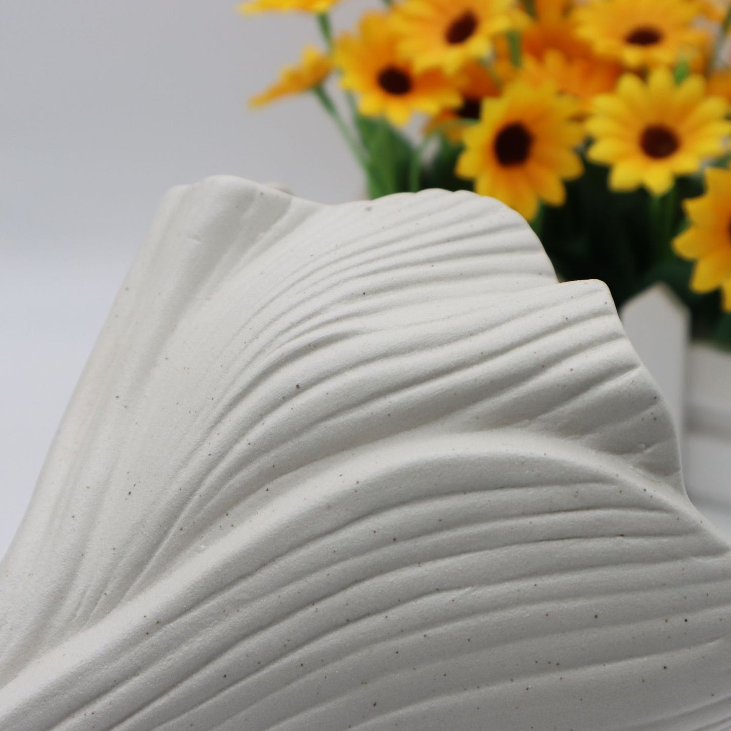 Black Elegant Off-White Ceramic Vase - Modern Sculptural Flower Holder with Wide Fluted Opening V888-ELOSUNG27749