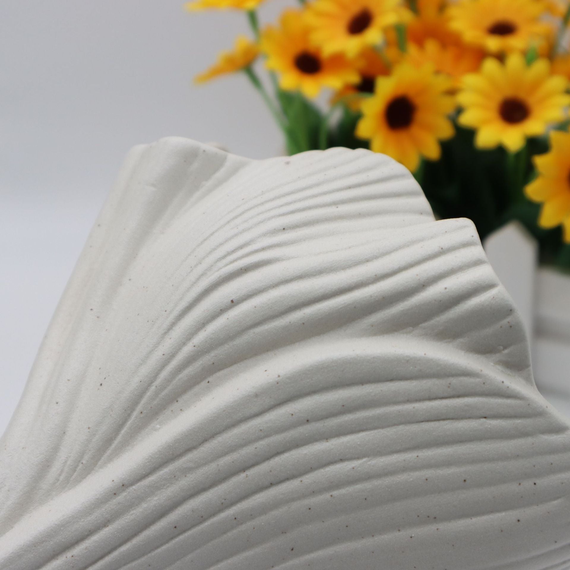 Black Elegant Off-White Ceramic Vase - Modern Sculptural Flower Holder with Wide Fluted Opening V888-ELOSUNG27749