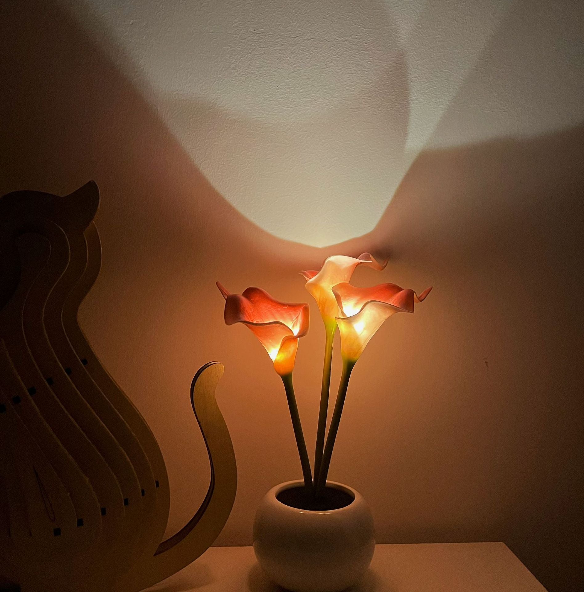 Pink Elegant Calla Lily LED Table Lamp - Lifelike Potted Flower Accent Light for Bedside Home Decor V888-ELOSUNG32833