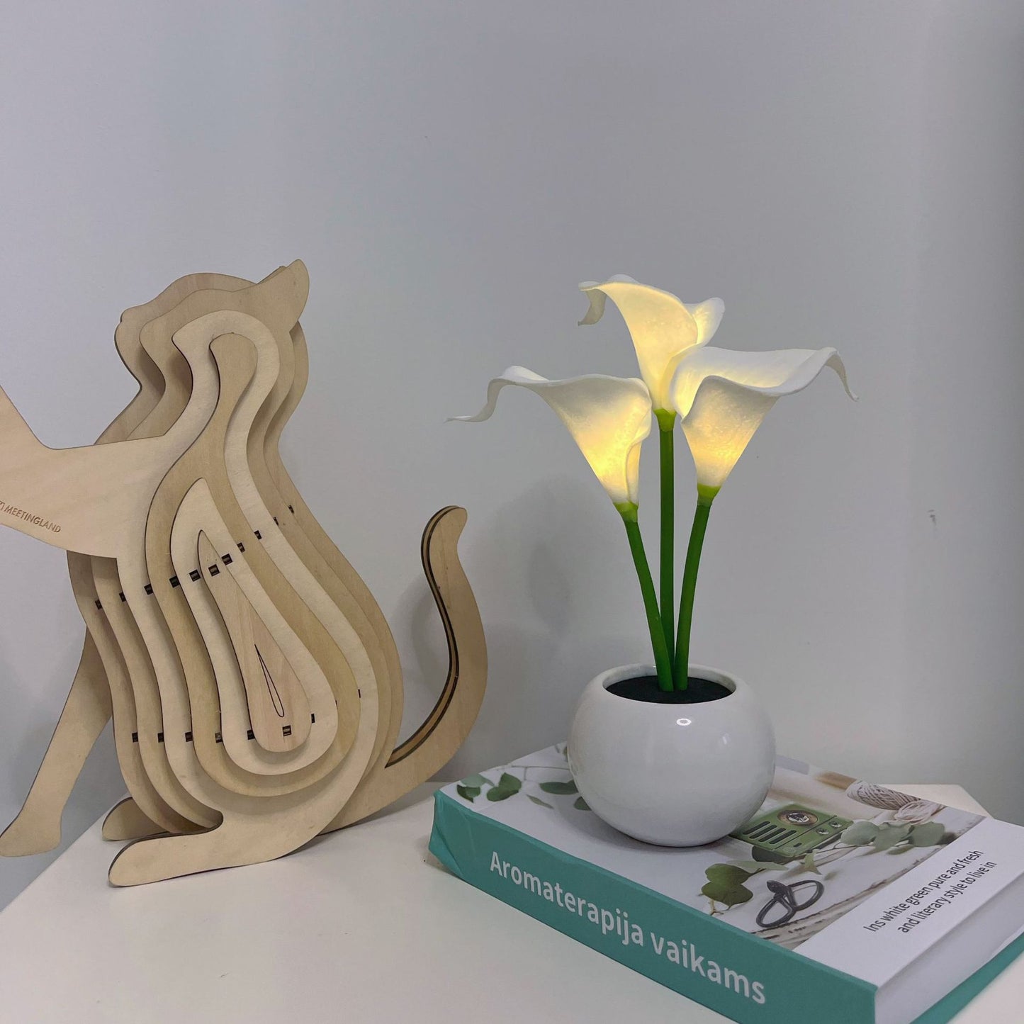 White Elegant Calla Lily LED Table Lamp - Lifelike Potted Flower Accent Light for Bedside Home Decor V888-ELOSUNG32834