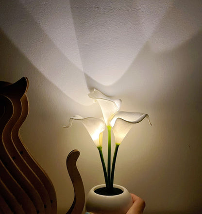 White Elegant Calla Lily LED Table Lamp - Lifelike Potted Flower Accent Light for Bedside Home Decor V888-ELOSUNG32834