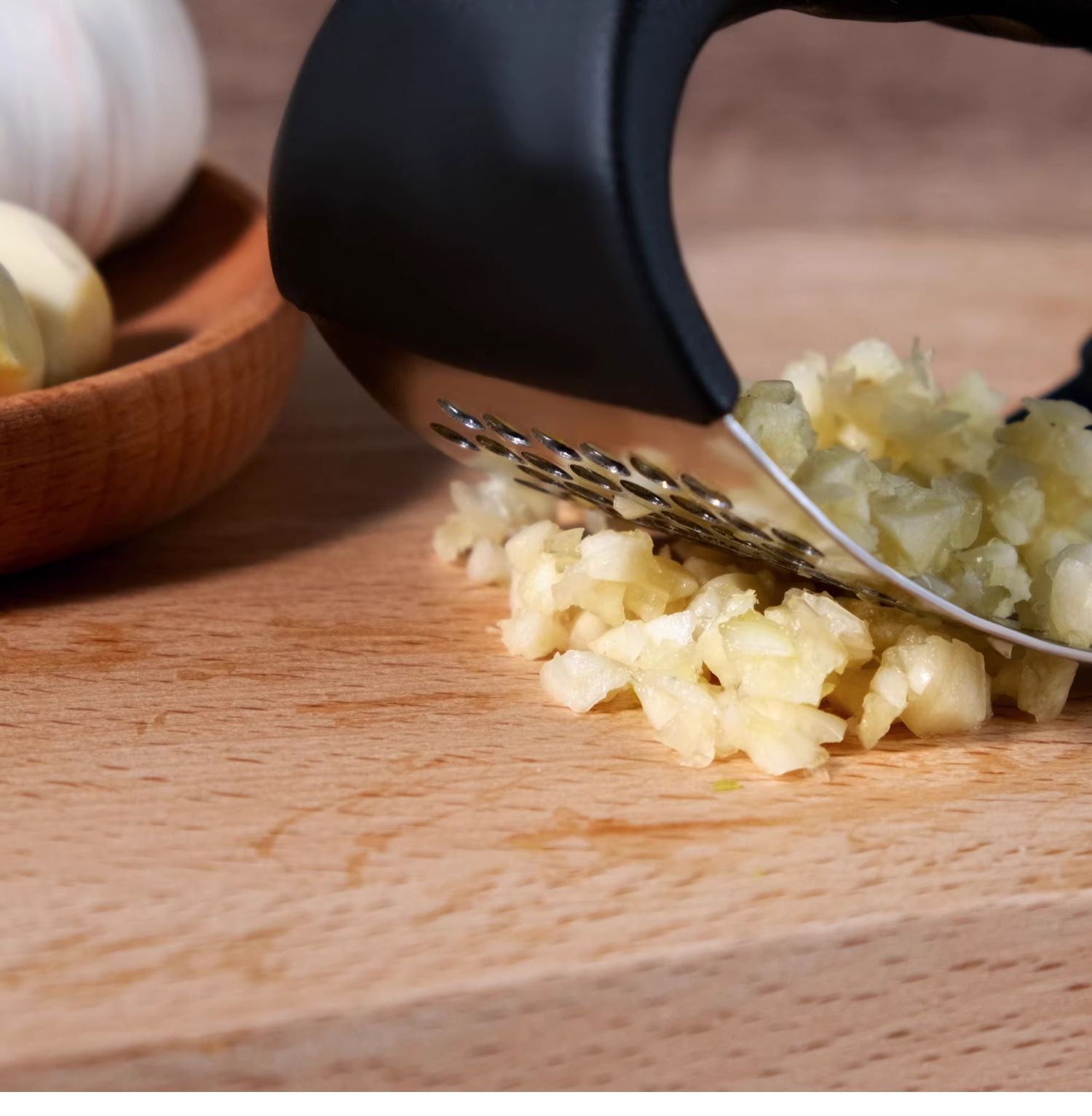 Black Stainless Steel Garlic Press Rocker Ergonomic Garlic Crusher and Ginger Mincer Professional Kitchen Tool V888-ELOSUNG41241