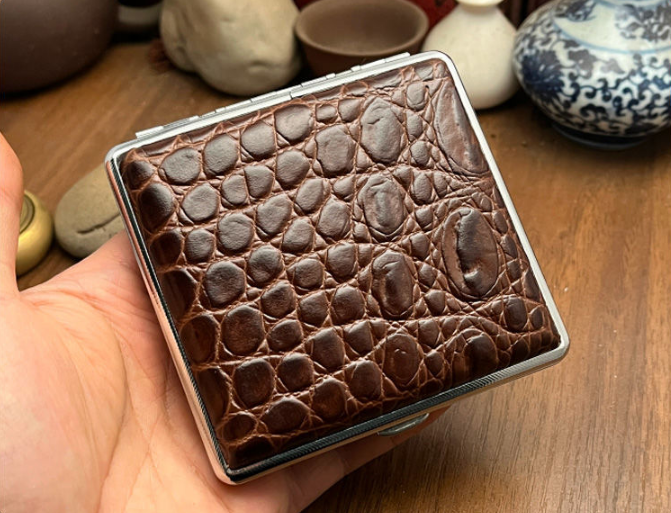 Genuine Leather Cigarette Case Coffee Brown Crocodile Pattern 20 Stick Capacity Retro Vintage Style Metal V888-ELOSUNG41618