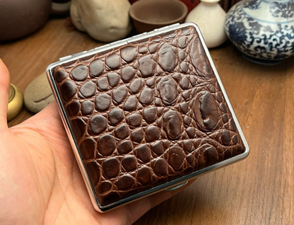 Genuine Leather Cigarette Case Coffee Brown Crocodile Pattern 20 Stick Capacity Retro Vintage Style Metal V888-ELOSUNG41618