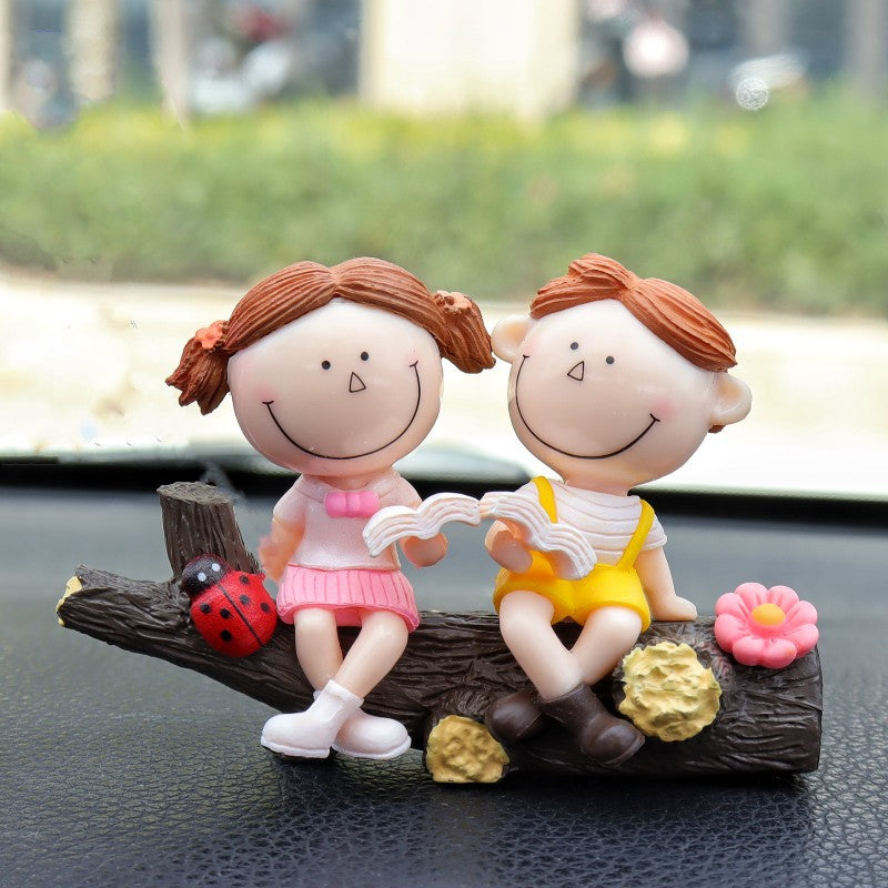 Couple reading under a tree Cute Couple Car Ornament for Dashboard - Romantic Interior Decoration for Vehicles V888-ELOSUNG43851