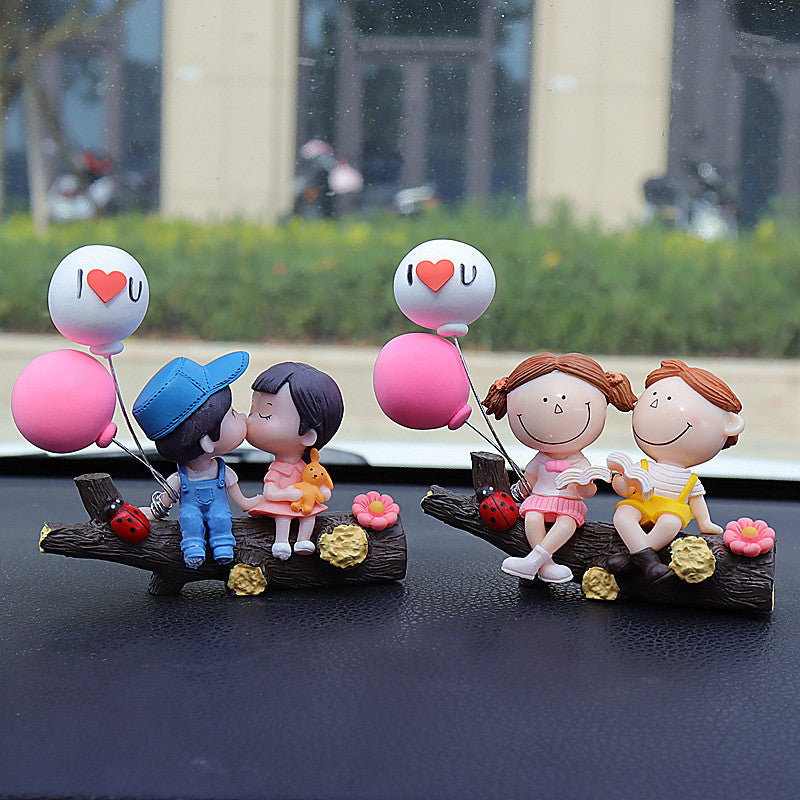 Couple reading under a tree Cute Couple Car Ornament for Dashboard - Romantic Interior Decoration for Vehicles V888-ELOSUNG43851