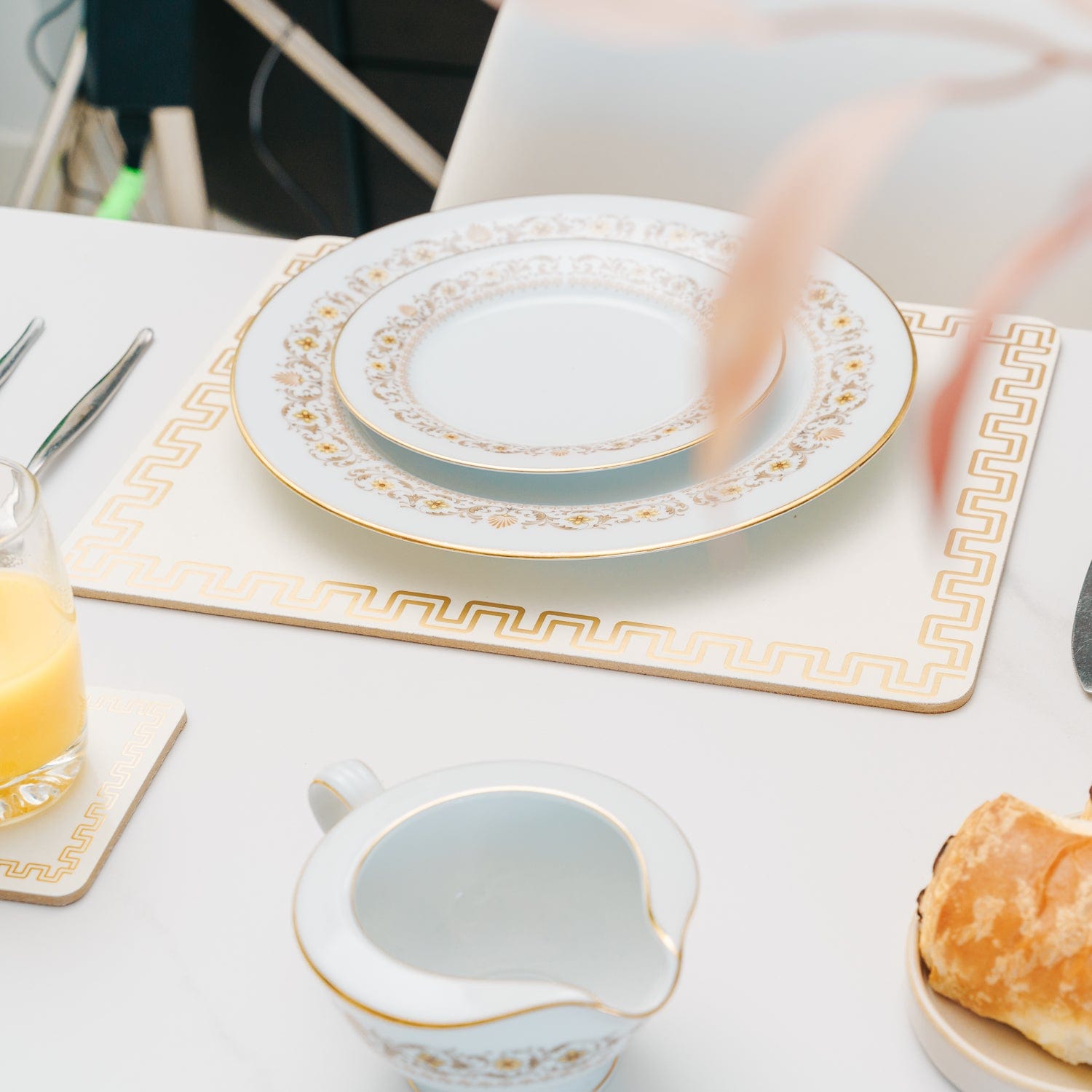 Clevinger Set of 4 MD Placemats Gold Border V915-CV0292