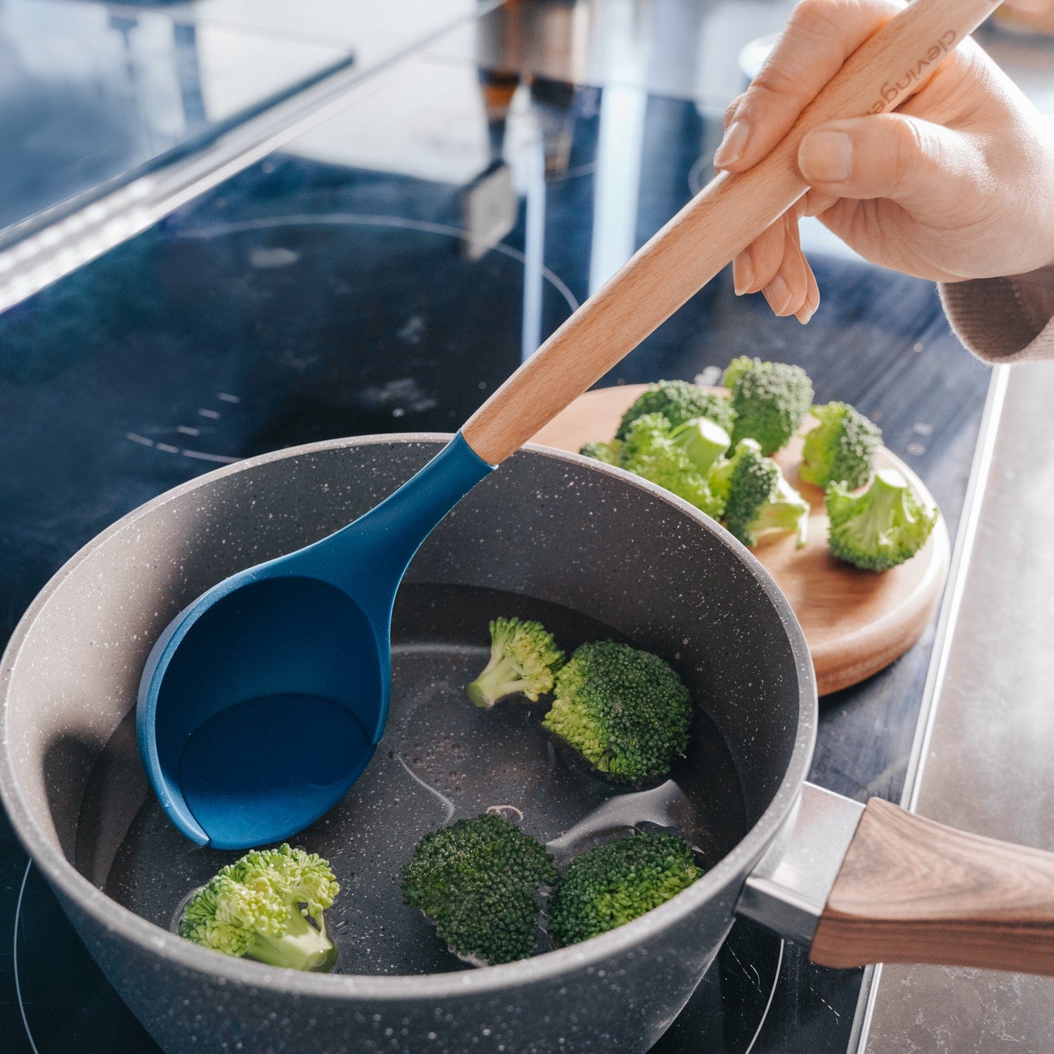 Beechwood & silicone ladle navy V915-KU0242