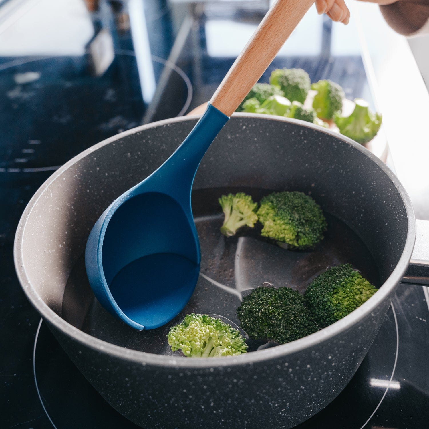 Beechwood & silicone ladle navy V915-KU0242