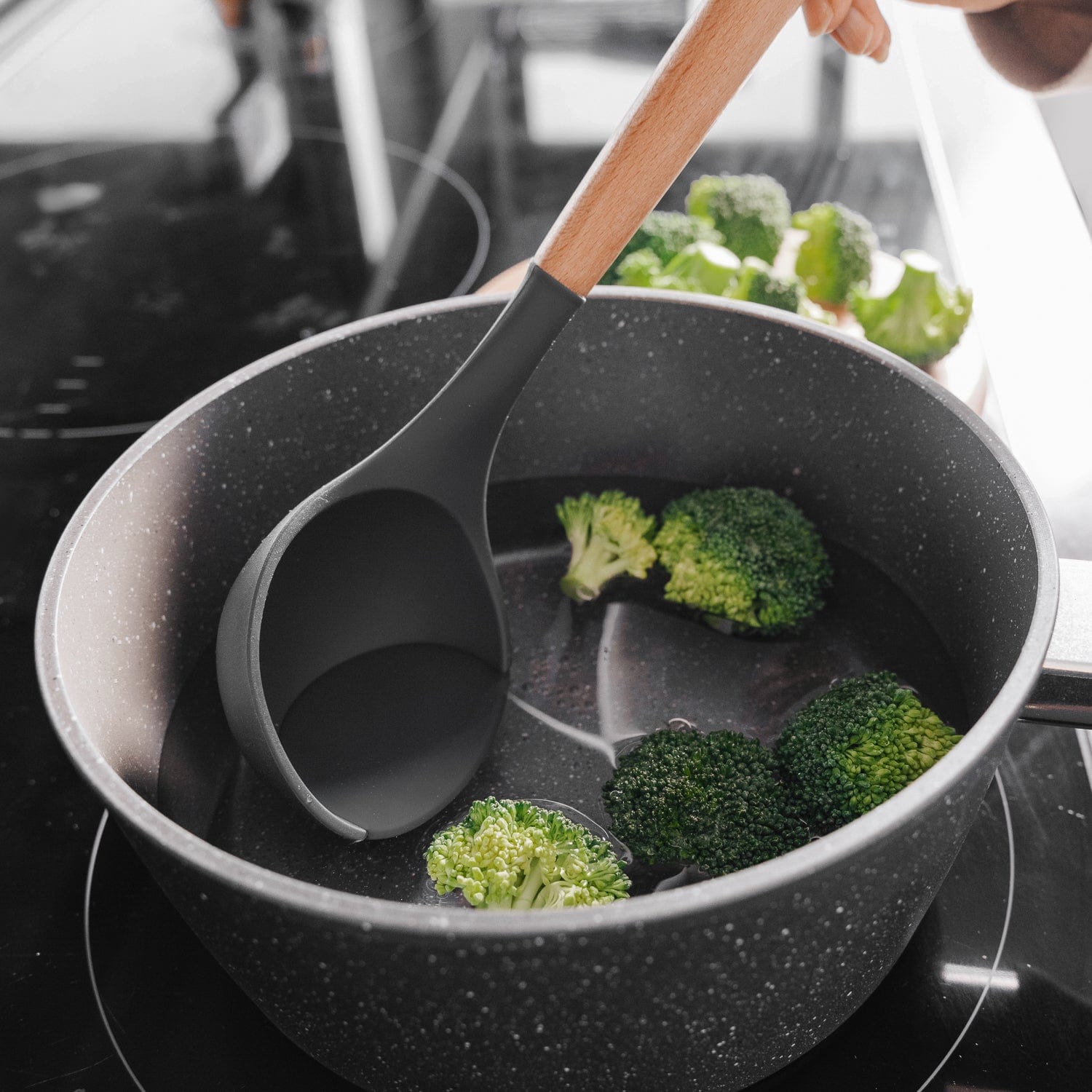Beechwood & silicone ladle charcoal V915-KU0253