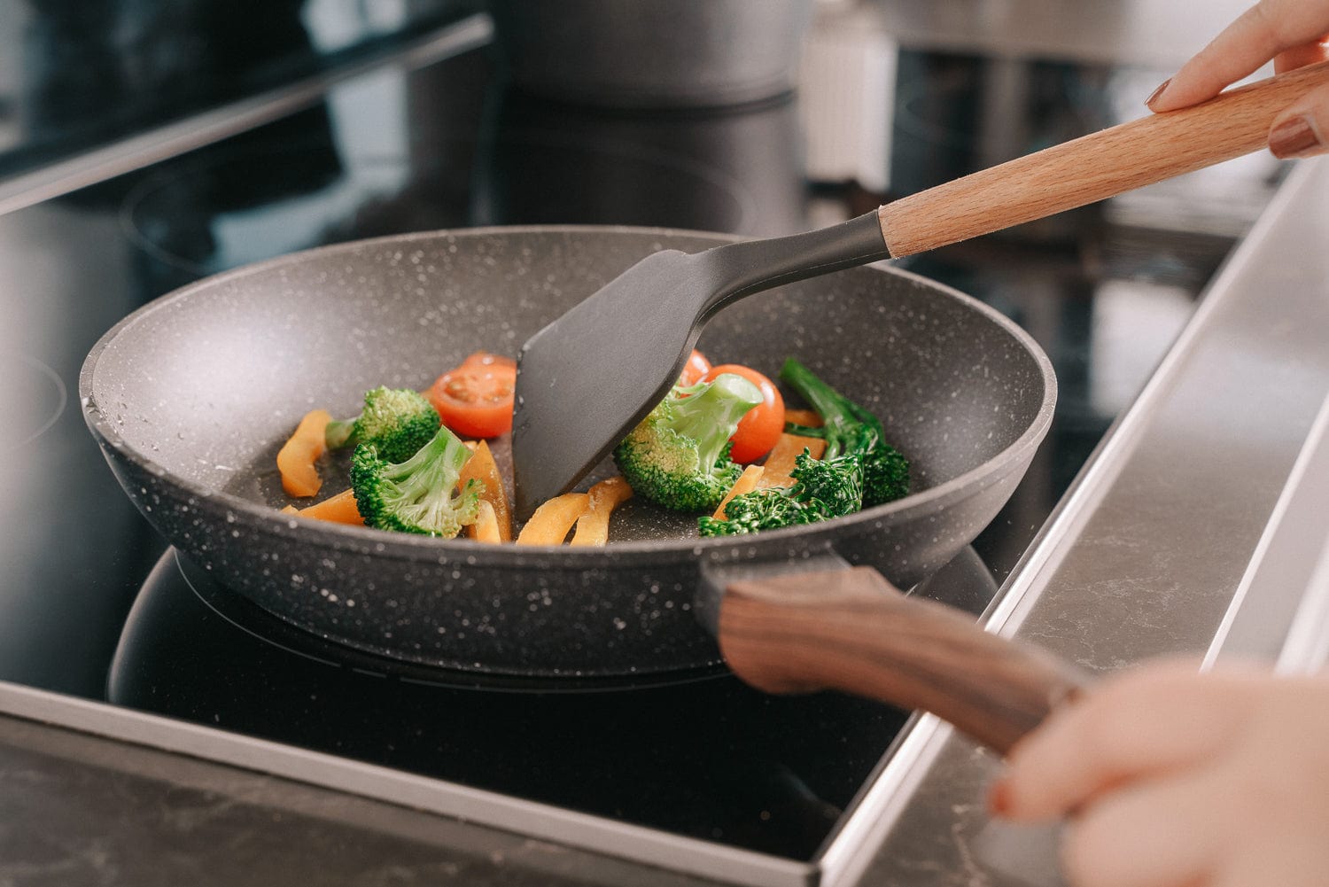 Beechwood & silicone turner charcoal V915-KU0260