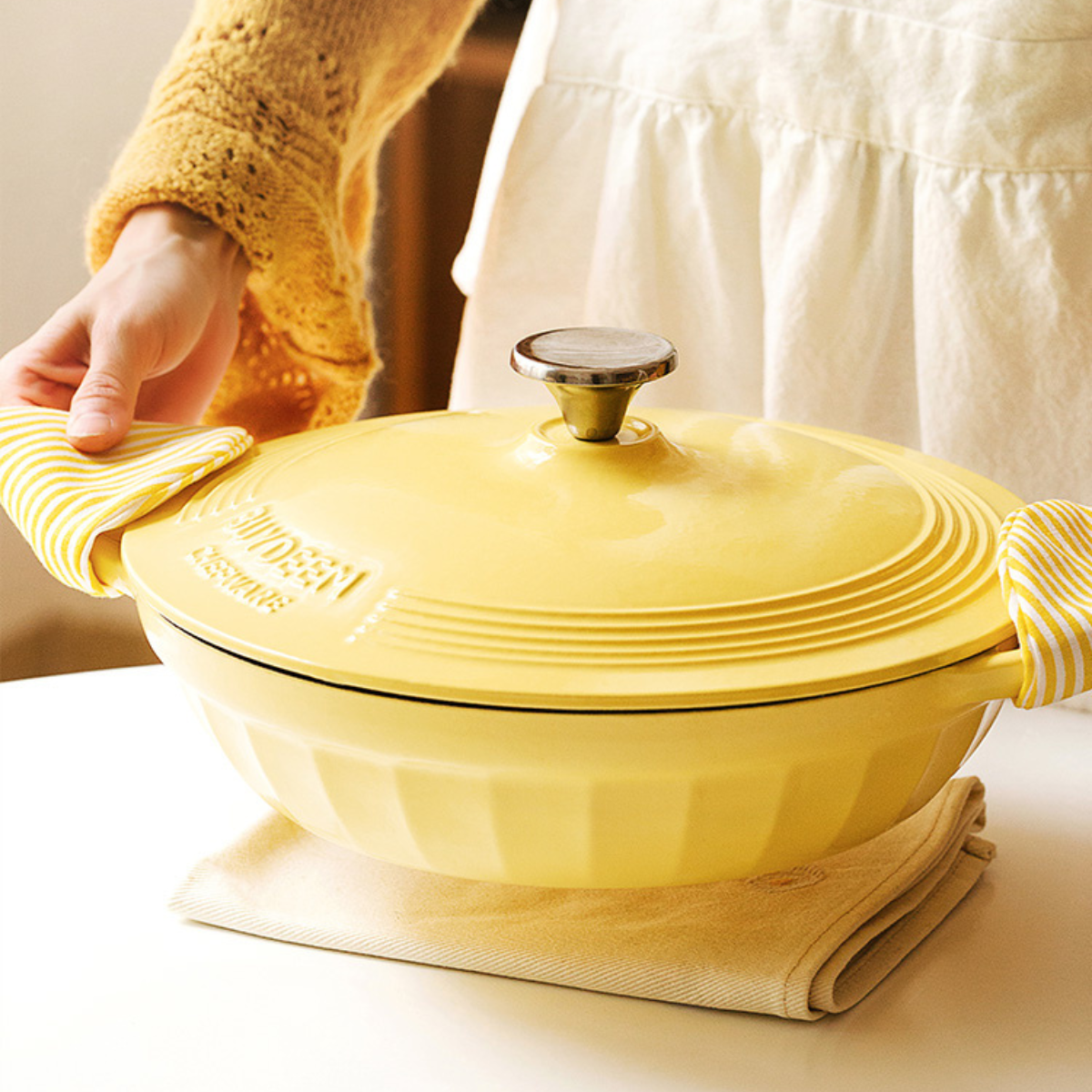 BUYDEEM CP581 Enameled Cast Iron Dutch Oven Yellow V943-CP581-28CM-YELLOW