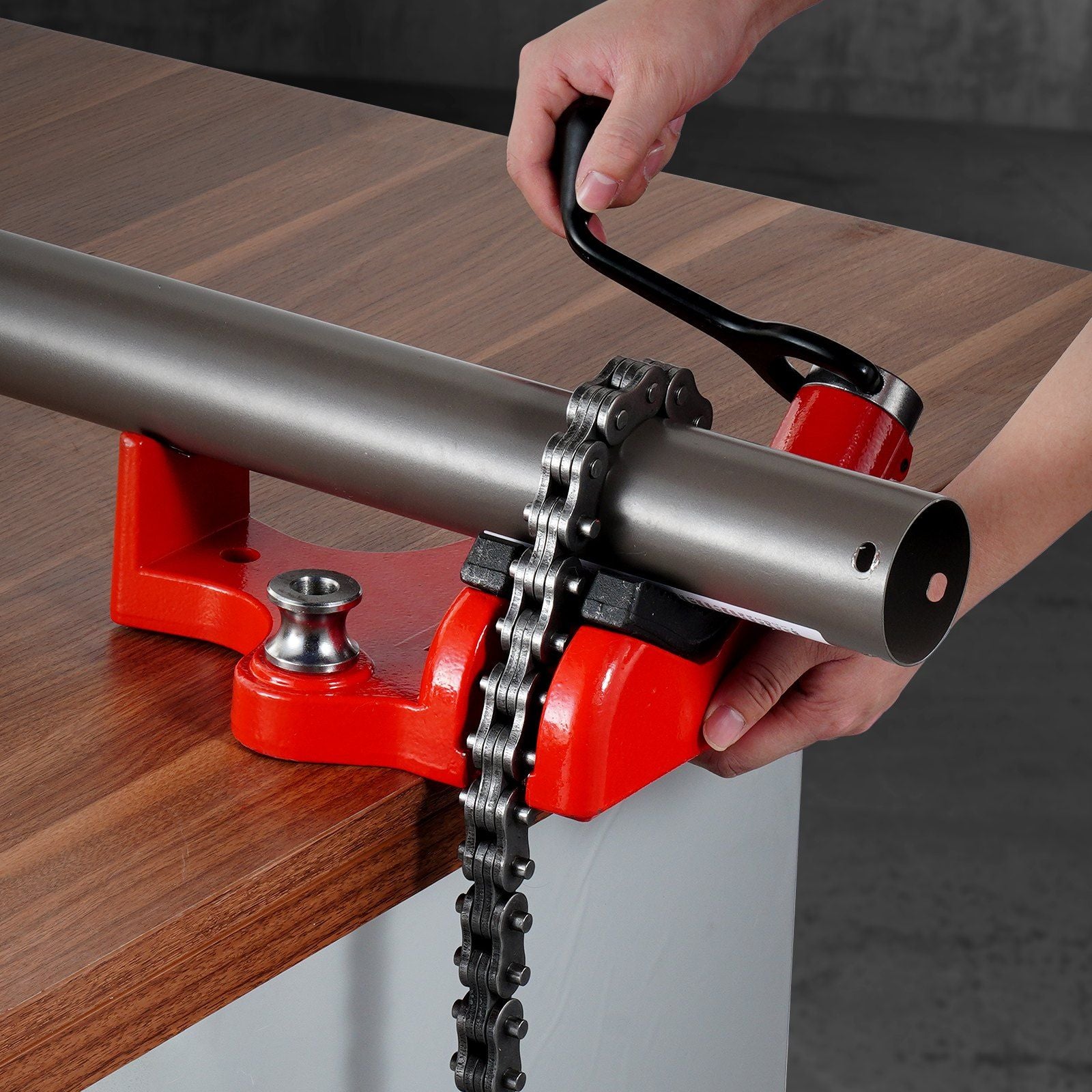 Heavy-Duty Pipe Chain Vise, 1/4" - 6" Pipe Capacity, 28" Rugged Chain & Cast Iron Base, Industrial-Grade Pipe V952-GLHQ146INCHHKQQRCV0
