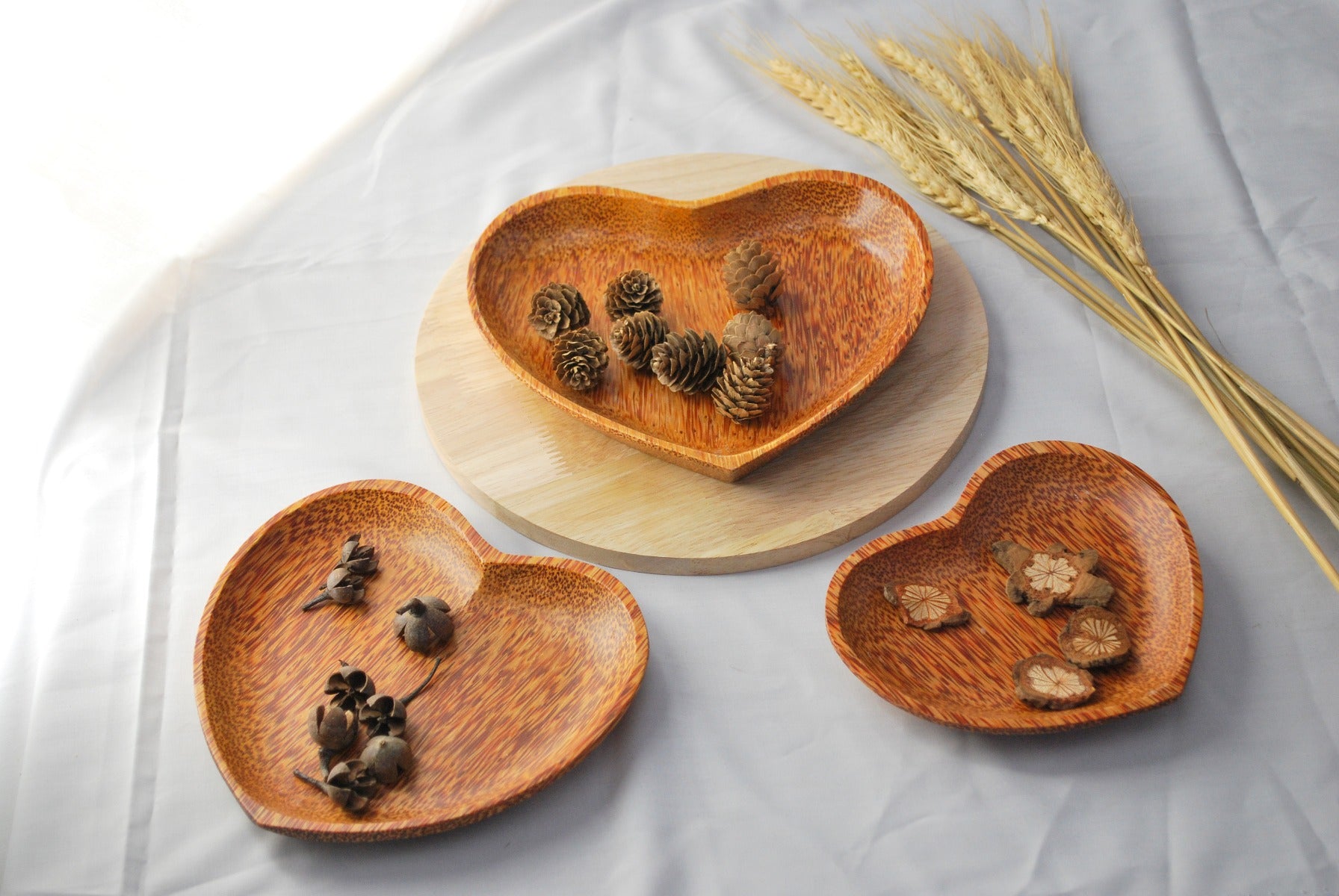 Set of 3 Coconut Wood Heart Shape Plates Natural V59-708
